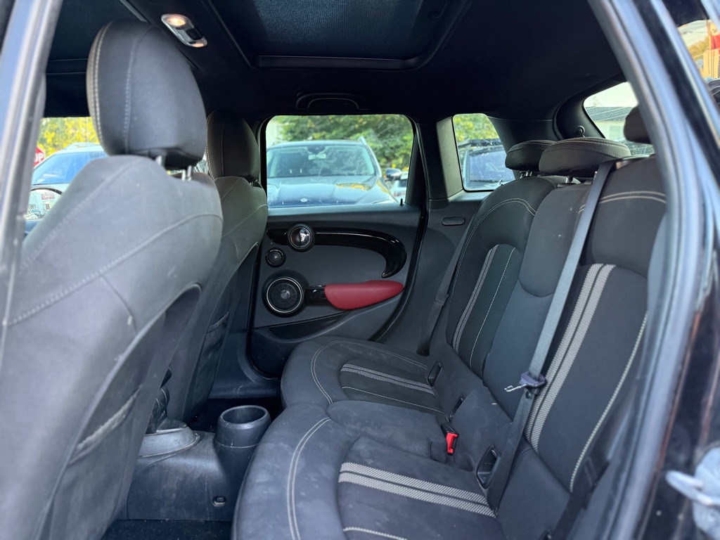 Photo 11 of this MINI HARDTOP 4 DOOR