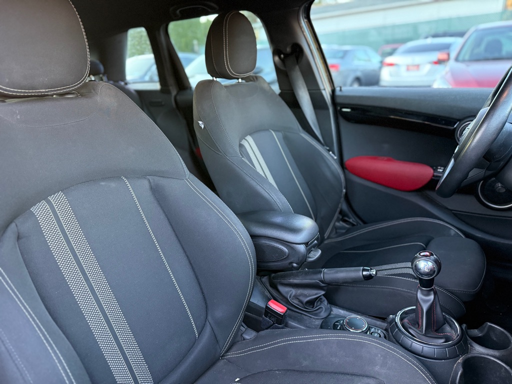 Photo 15 of this MINI HARDTOP 4 DOOR