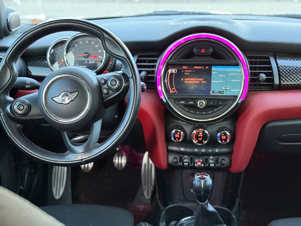 Photo 13 of this MINI HARDTOP 4 DOOR
