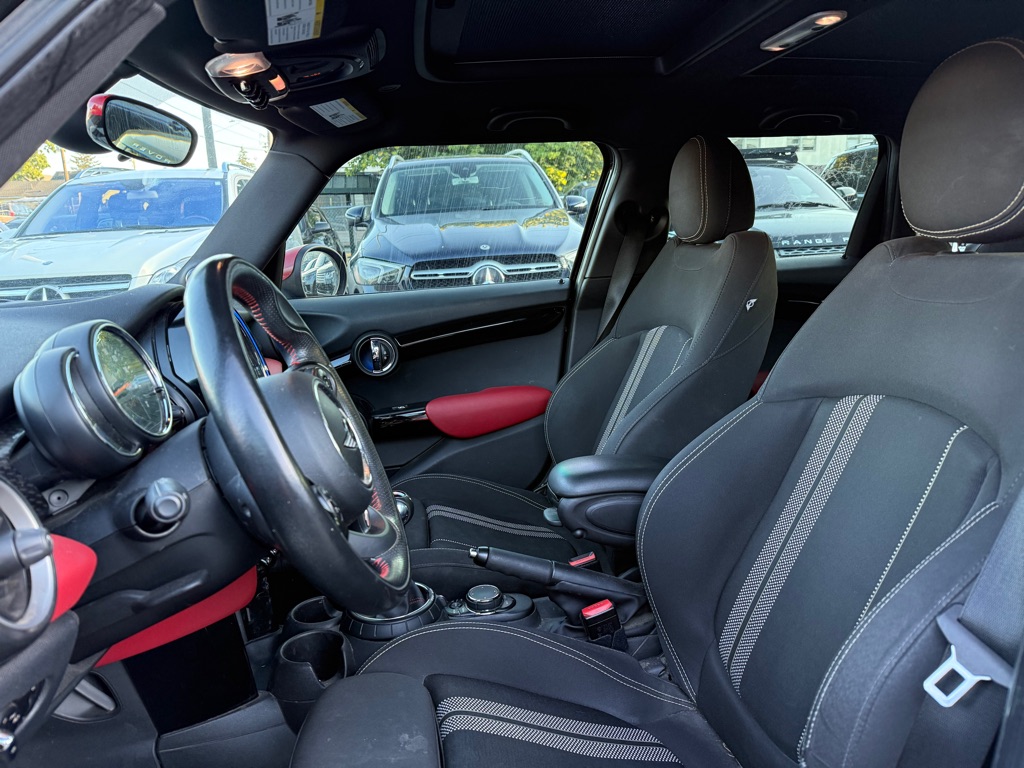 Photo 9 of this MINI HARDTOP 4 DOOR