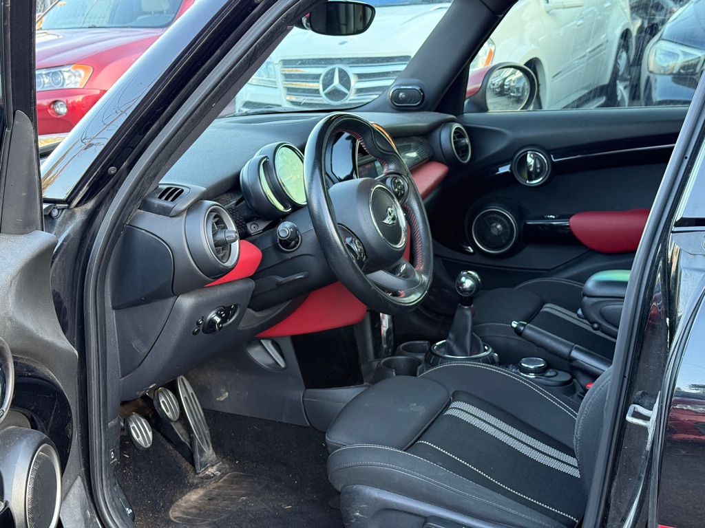Photo 8 of this MINI HARDTOP 4 DOOR