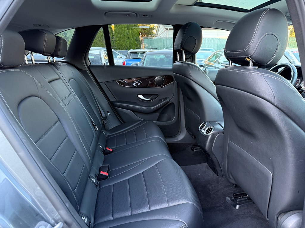 Photo 19 of this MERCEDES-BENZ GLC