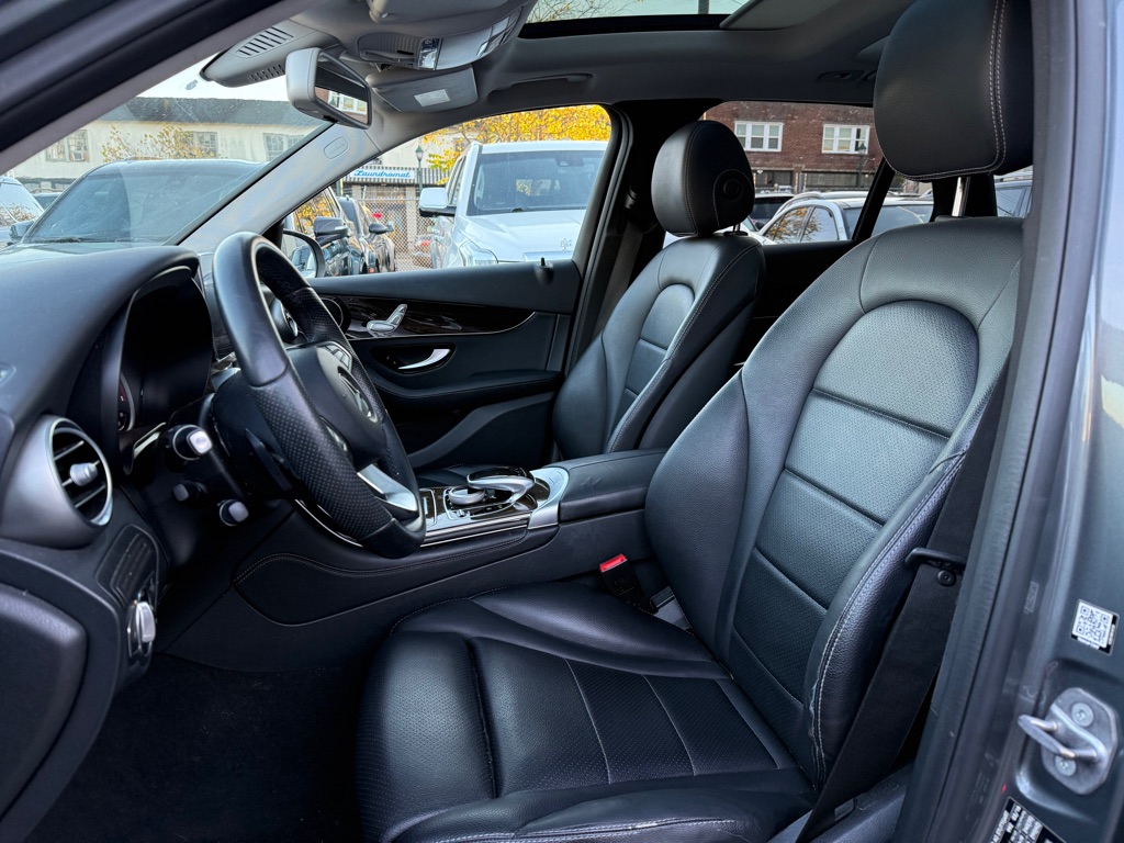Photo 9 of this MERCEDES-BENZ GLC