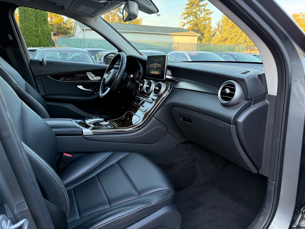 Photo 15 of this MERCEDES-BENZ GLC