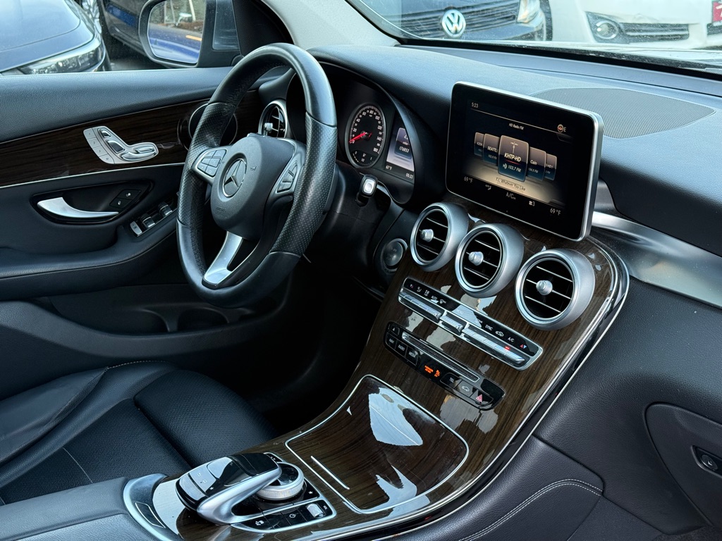 Photo 17 of this MERCEDES-BENZ GLC