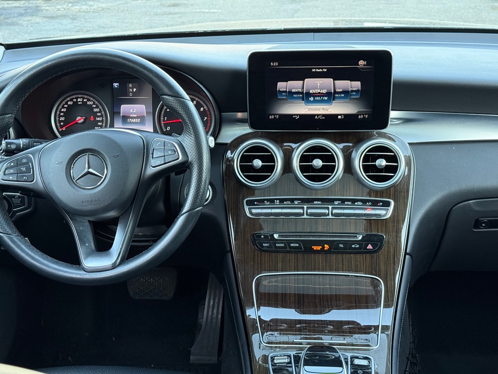 Photo 14 of this MERCEDES-BENZ GLC