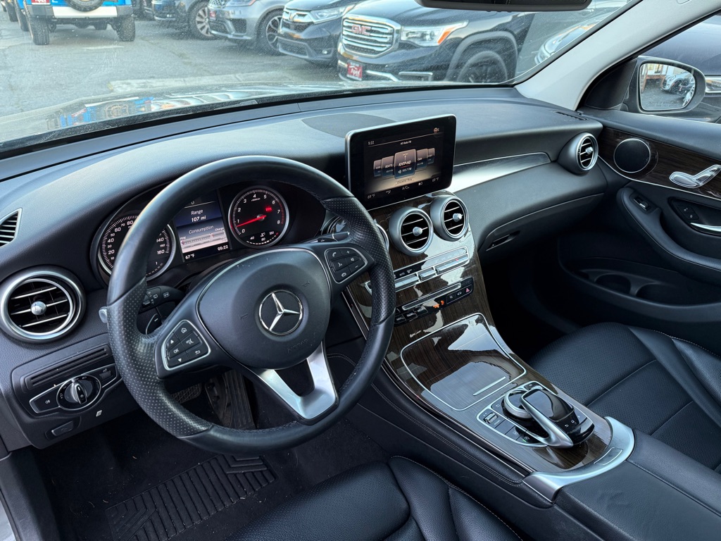 Photo 10 of this MERCEDES-BENZ GLC