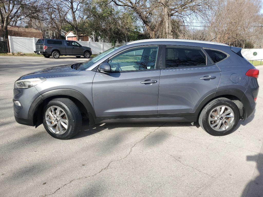 Photo 3 of this HYUNDAI TUCSON