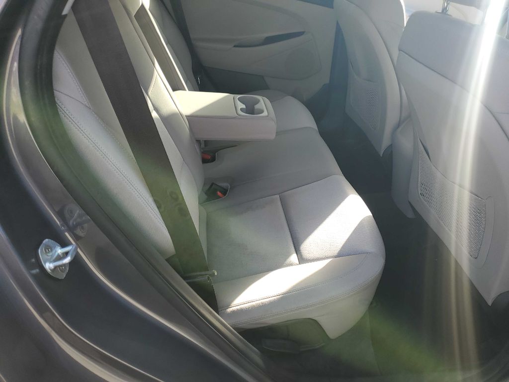 Photo 21 of this HYUNDAI TUCSON