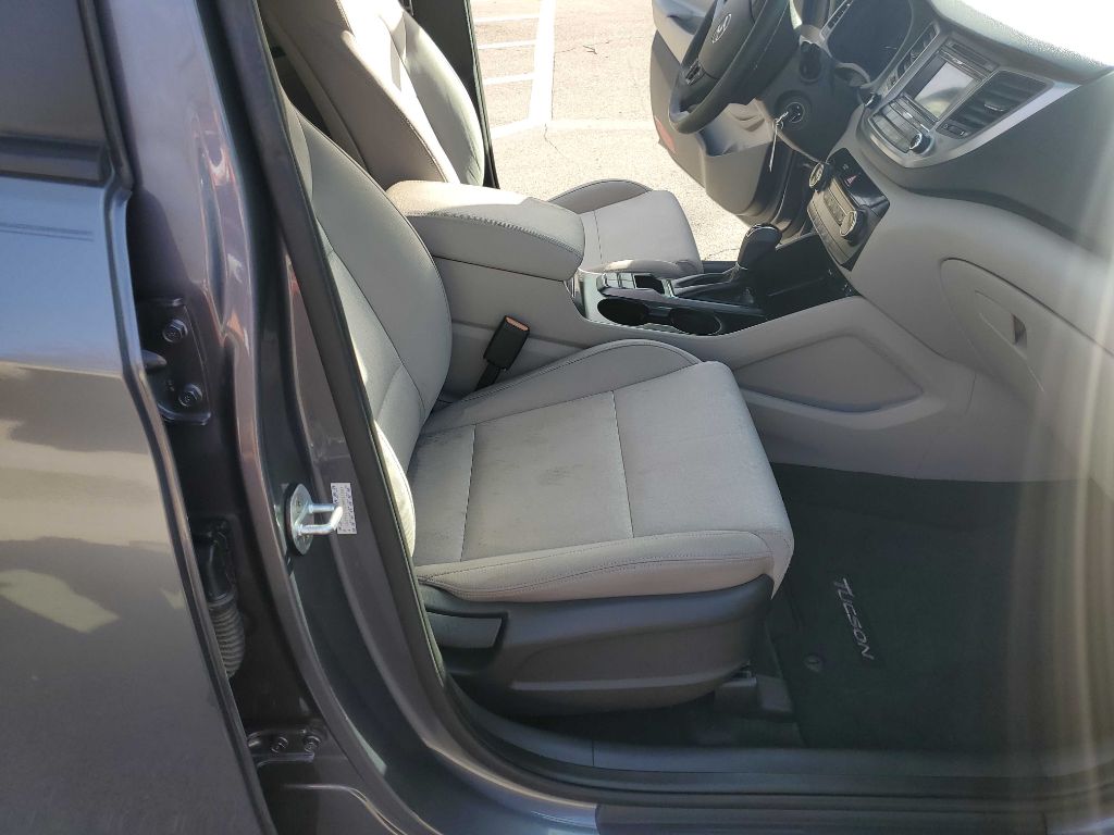 Photo 23 of this HYUNDAI TUCSON