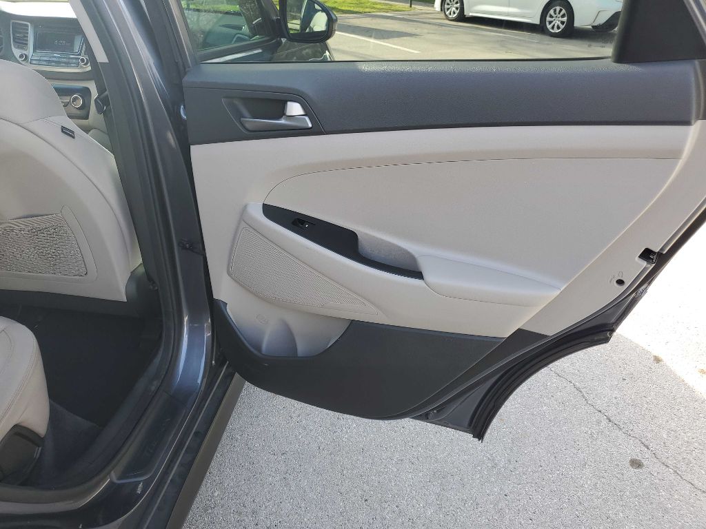 Photo 20 of this HYUNDAI TUCSON