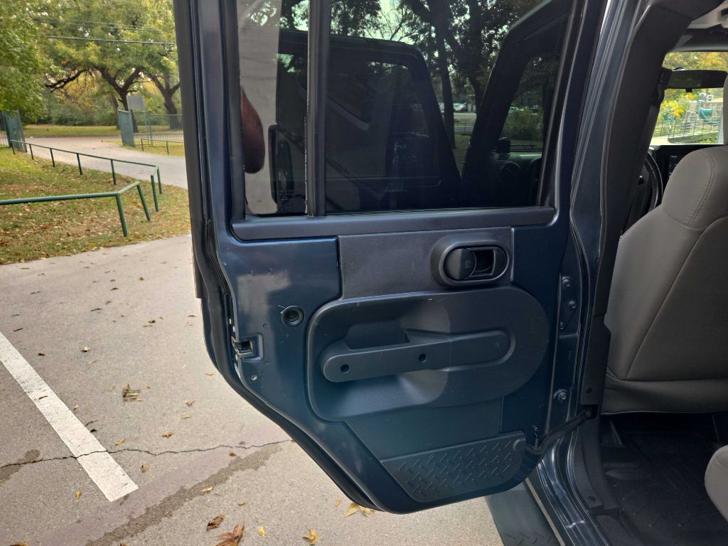 Photo 18 of this JEEP WRANGLER UNLIMI