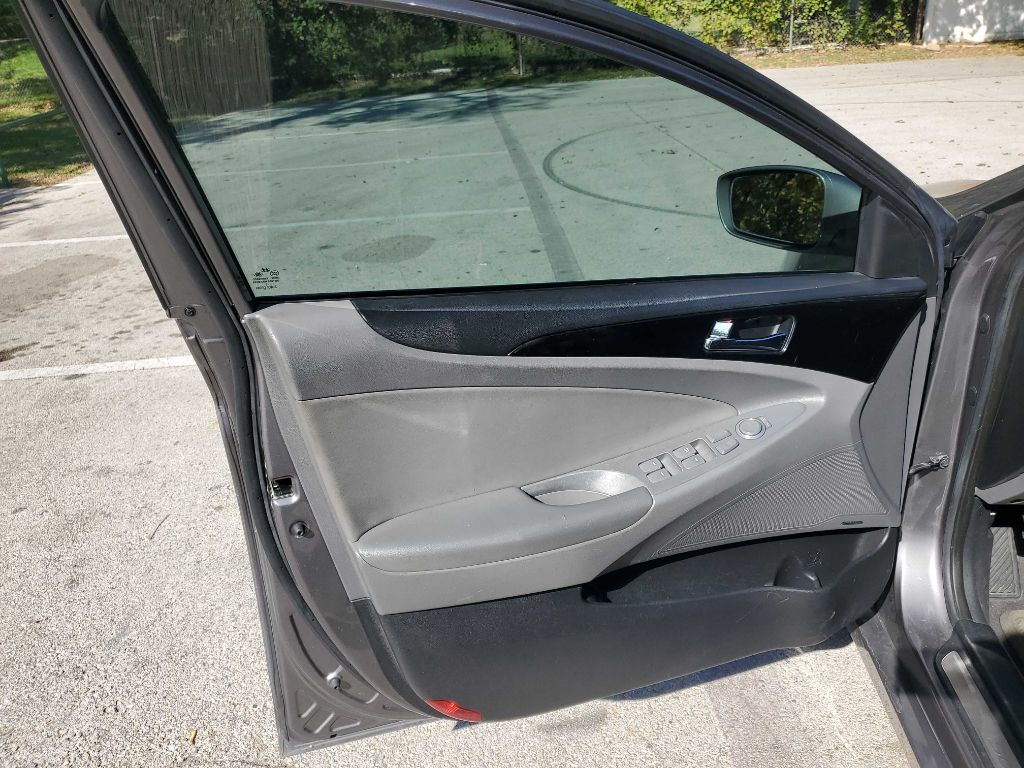 Photo 14 of this HYUNDAI SONATA