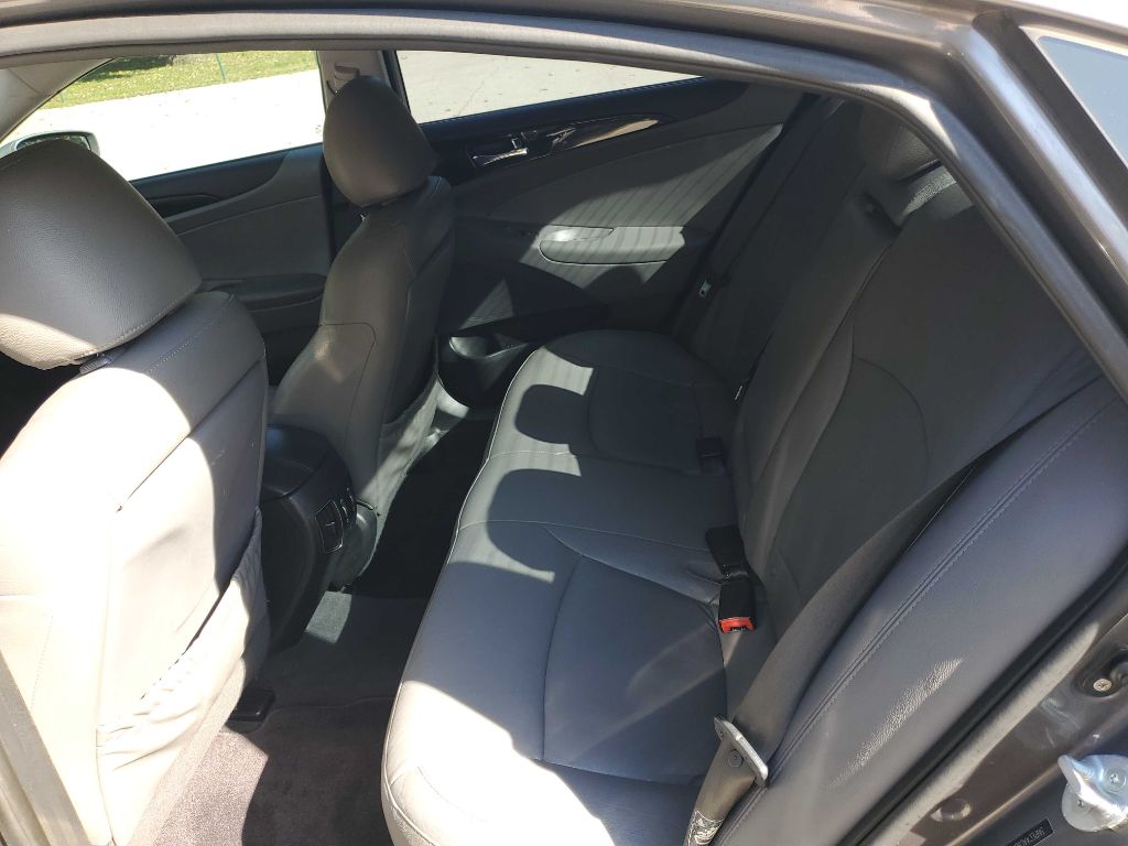 Photo 17 of this HYUNDAI SONATA