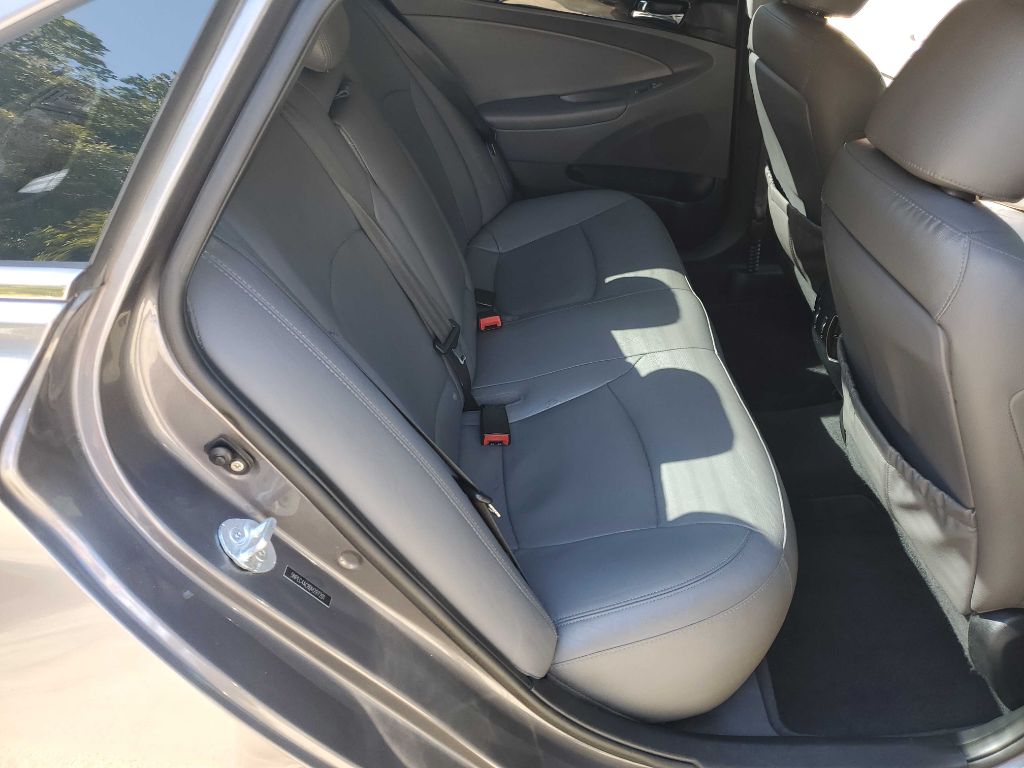 Photo 21 of this HYUNDAI SONATA