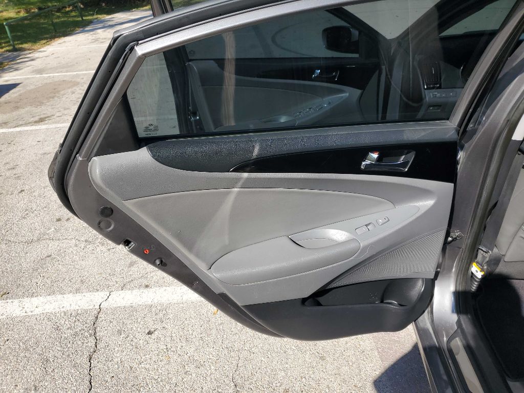 Photo 16 of this HYUNDAI SONATA
