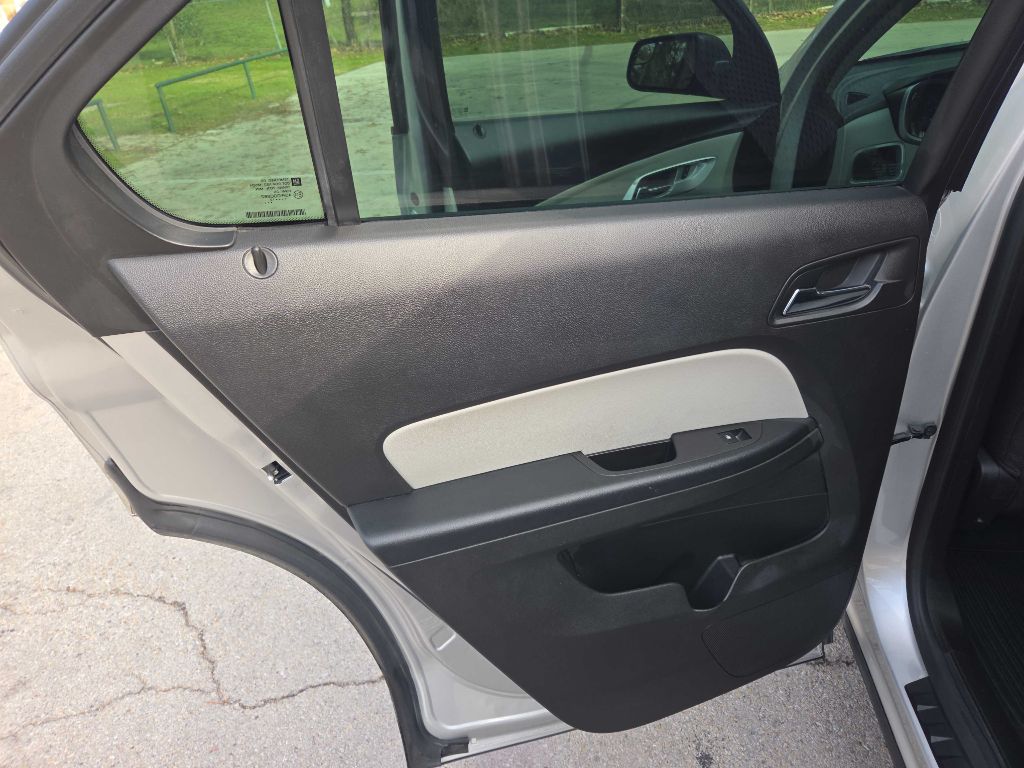 Photo 18 of this CHEVROLET EQUINOX