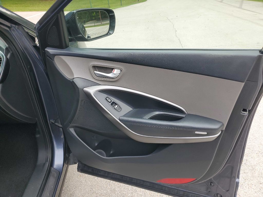 Photo 26 of this HYUNDAI SANTA FE SPORT
