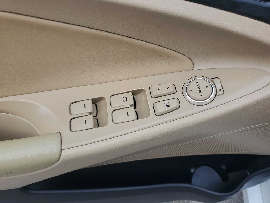 Photo 16 of this HYUNDAI SONATA
