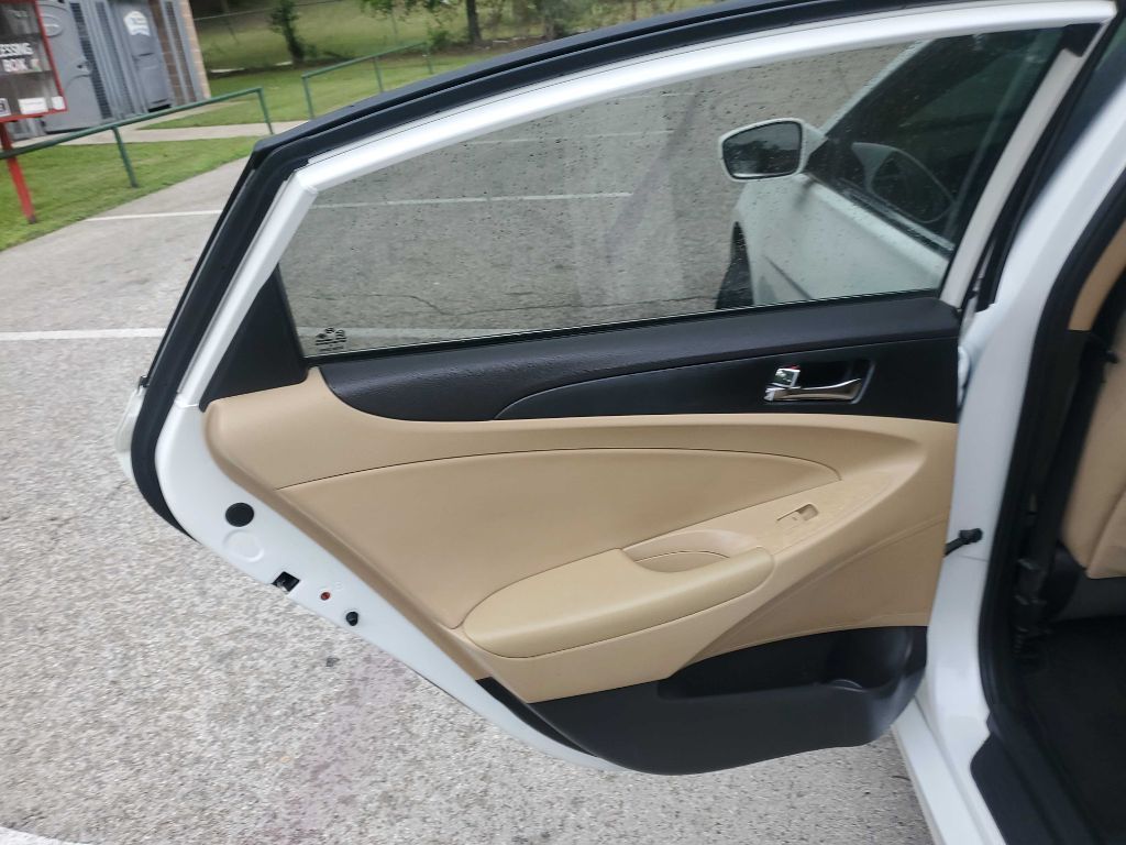 Photo 18 of this HYUNDAI SONATA