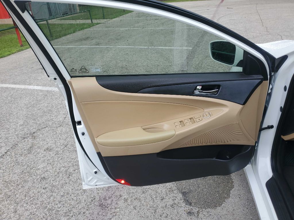 Photo 15 of this HYUNDAI SONATA