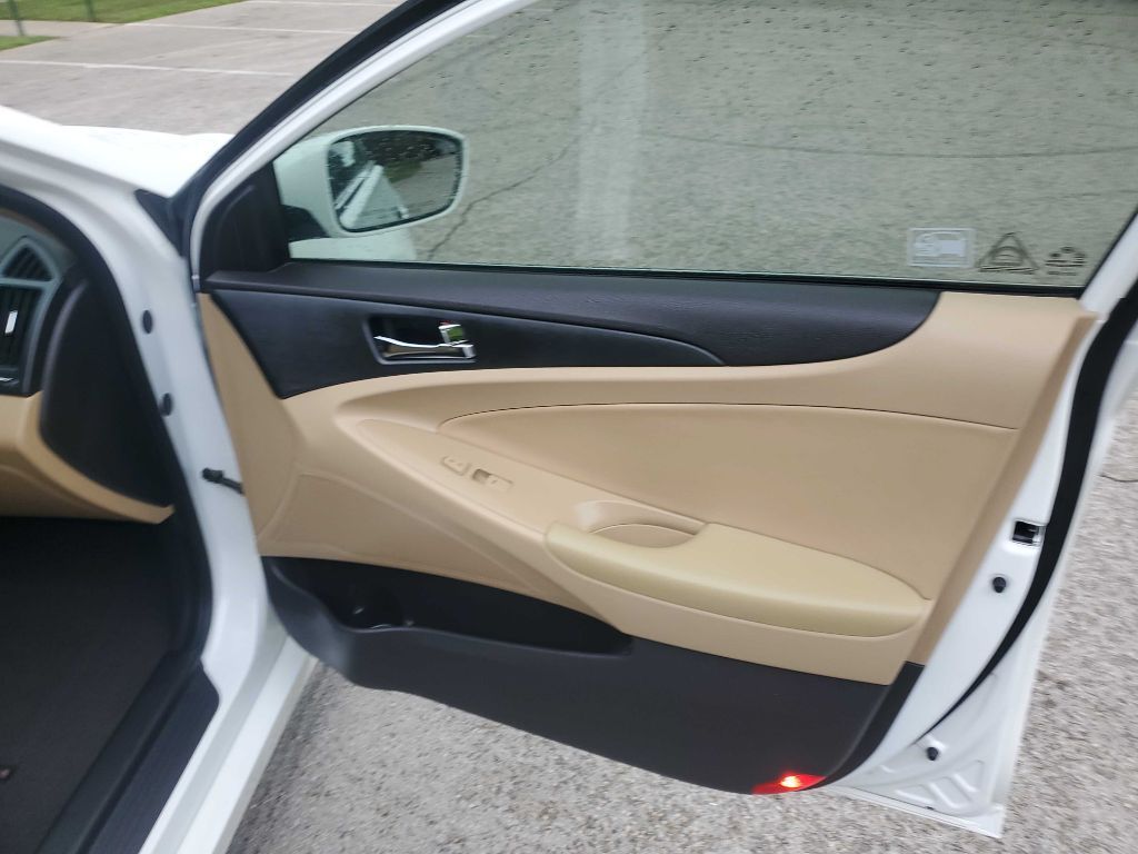 Photo 24 of this HYUNDAI SONATA