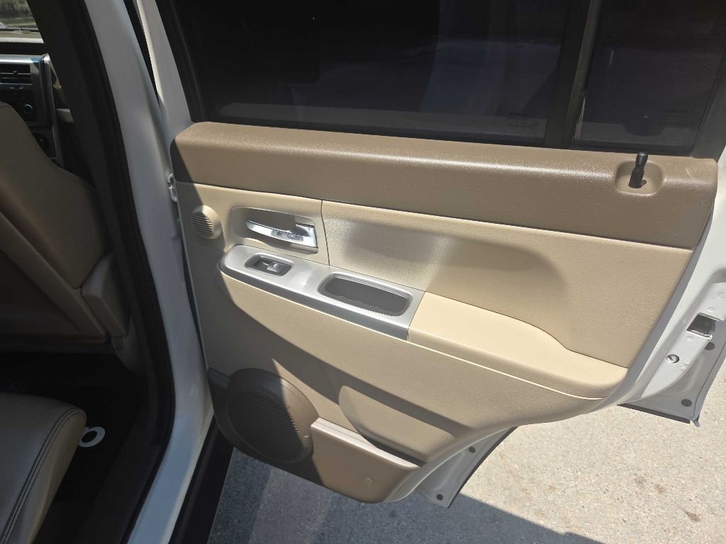 Photo 28 of this JEEP LIBERTY