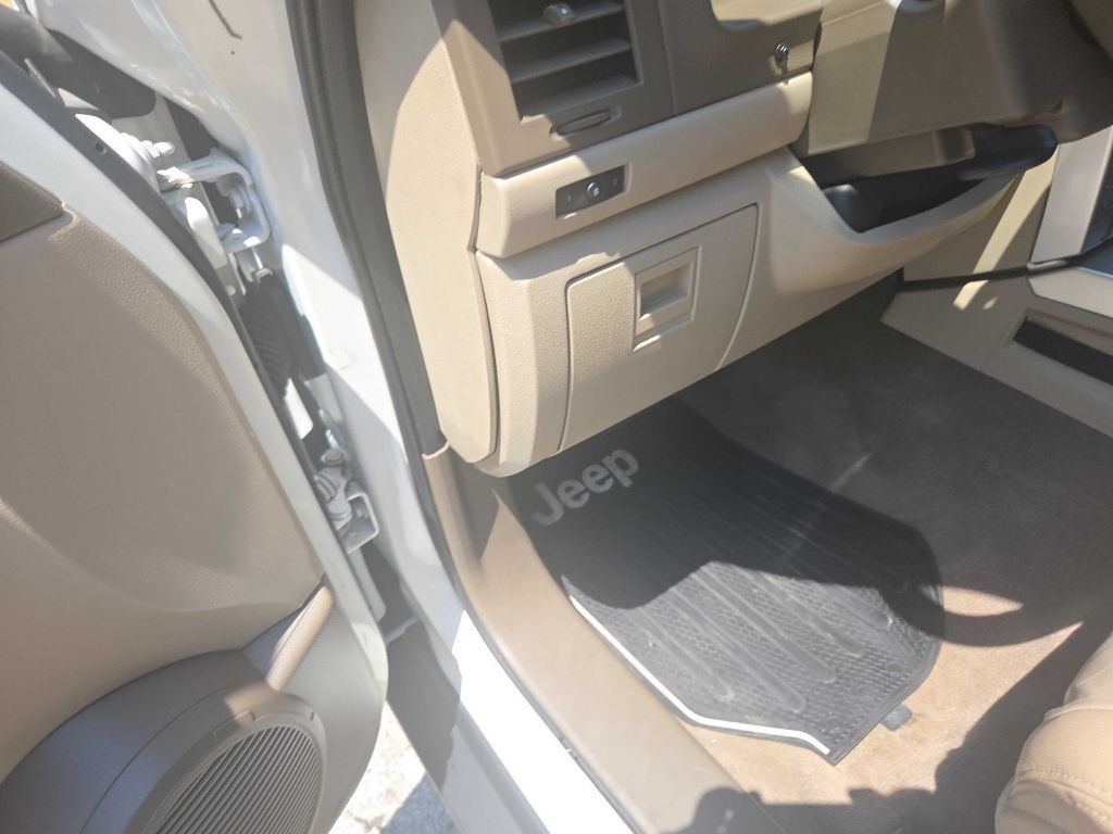 Photo 32 of this JEEP LIBERTY