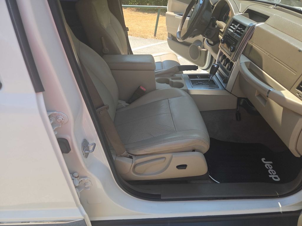 Photo 31 of this JEEP LIBERTY