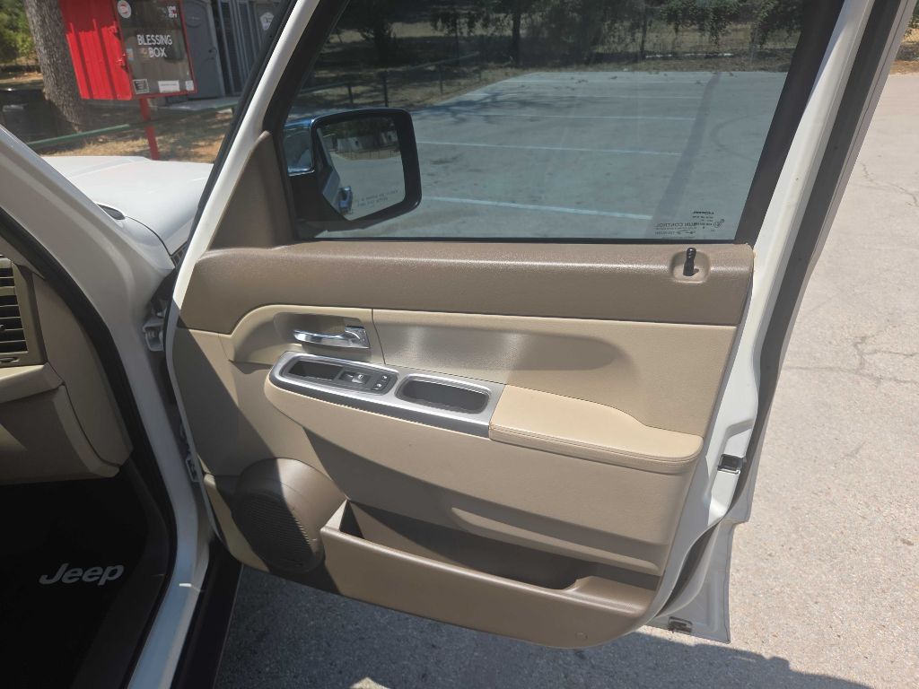 Photo 30 of this JEEP LIBERTY