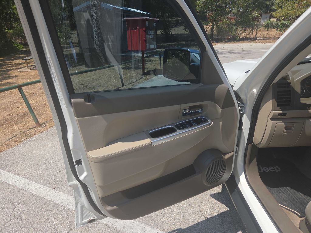Photo 21 of this JEEP LIBERTY