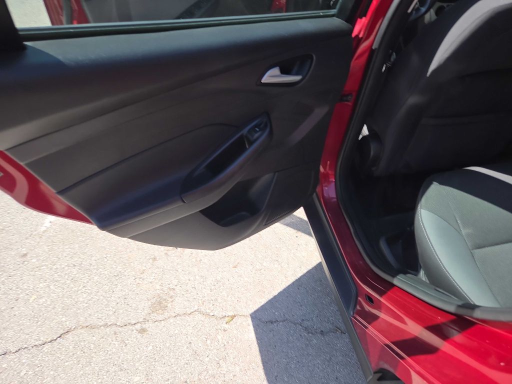 Photo 18 of this FORD FOCUS