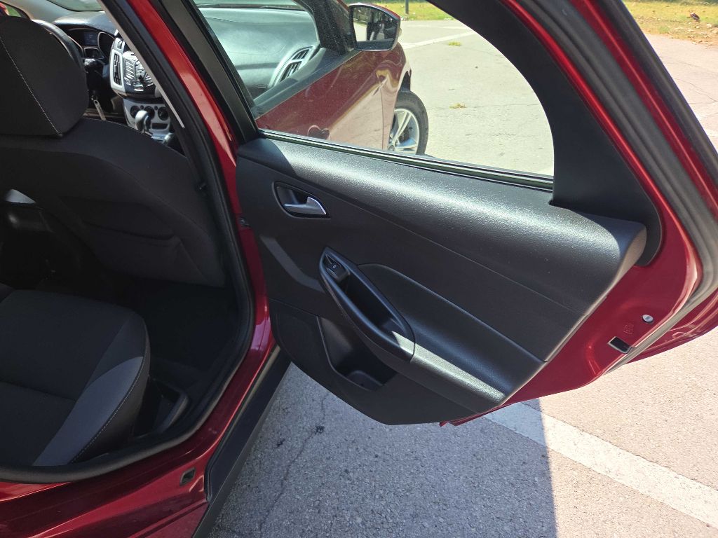 Photo 20 of this FORD FOCUS
