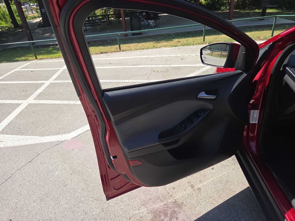 Photo 16 of this FORD FOCUS