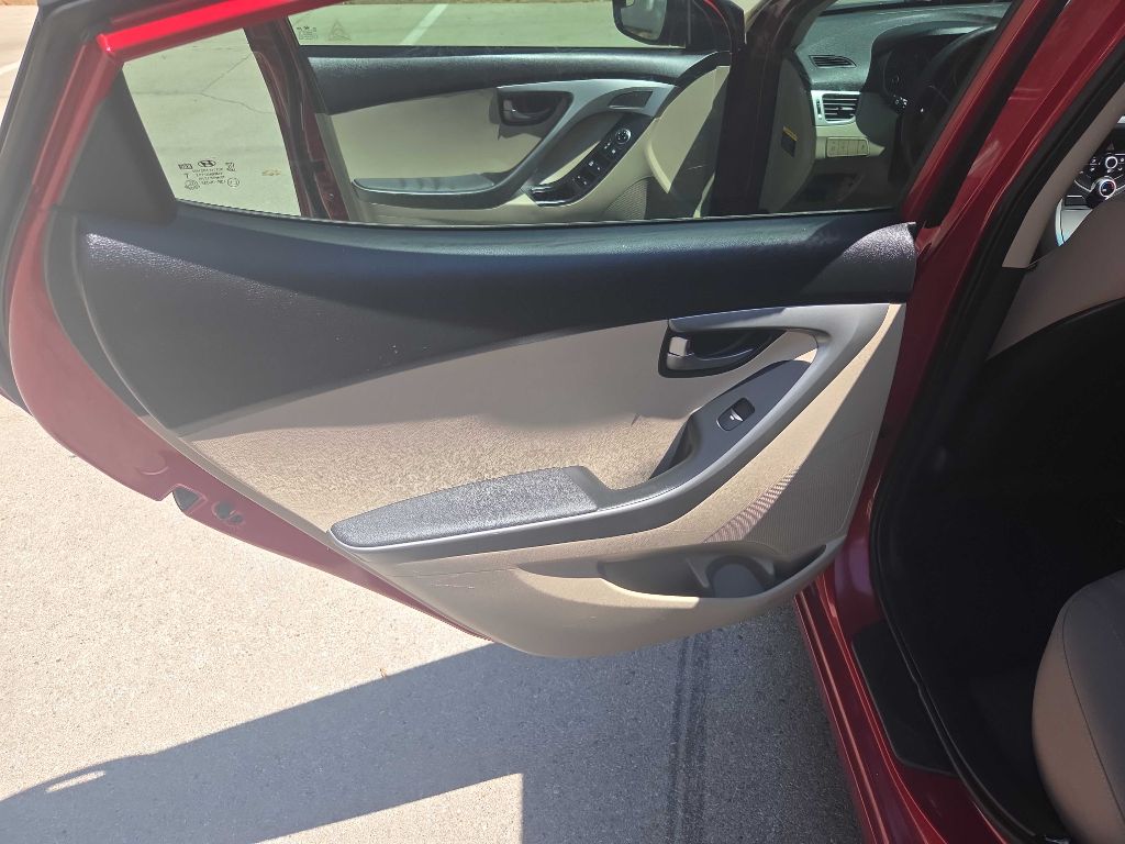 Photo 17 of this HYUNDAI ELANTRA