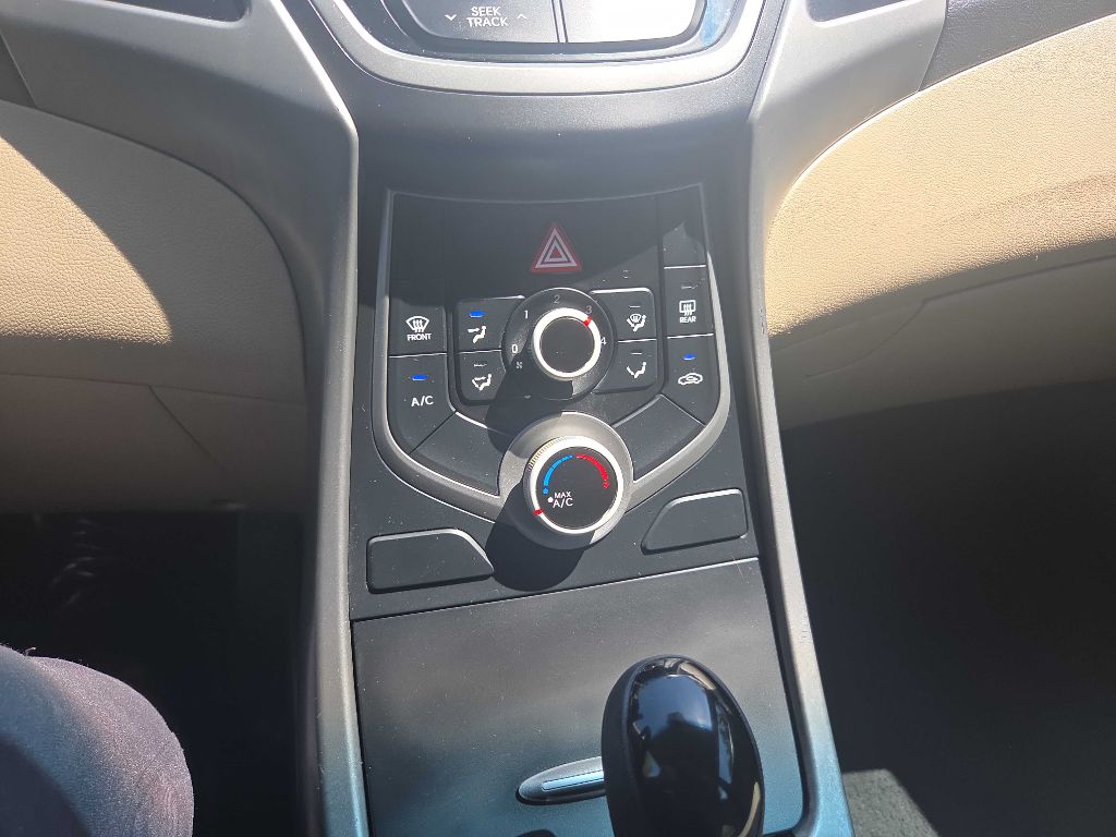 Photo 29 of this HYUNDAI ELANTRA