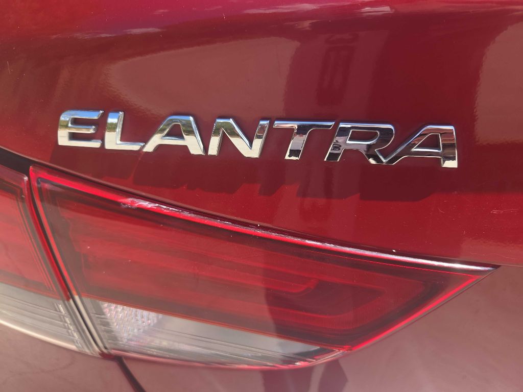 Photo 13 of this HYUNDAI ELANTRA