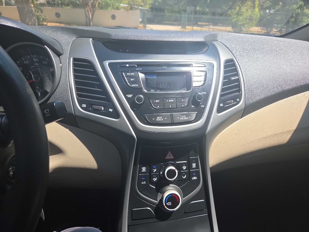 Photo 28 of this HYUNDAI ELANTRA