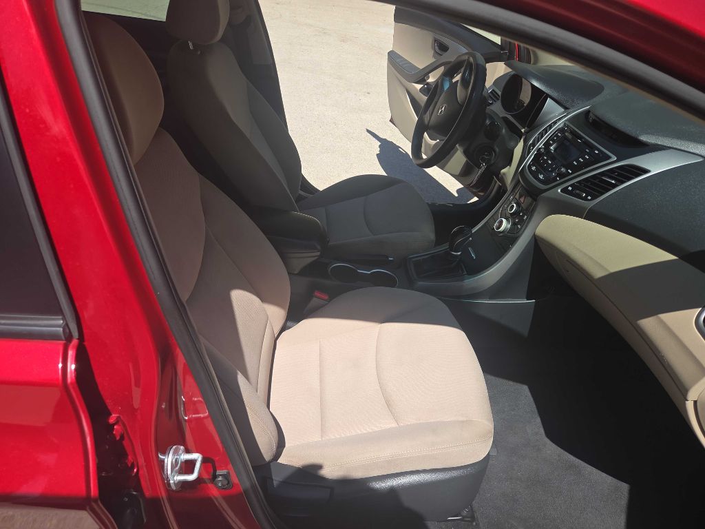 Photo 24 of this HYUNDAI ELANTRA