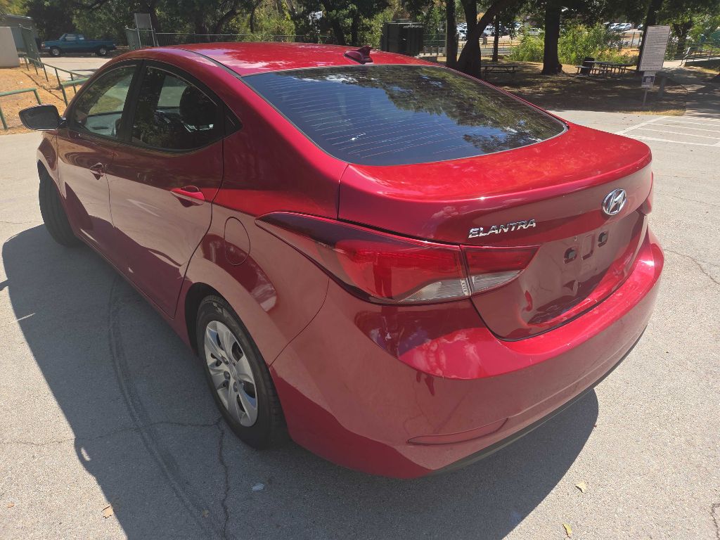 Photo 4 of this HYUNDAI ELANTRA