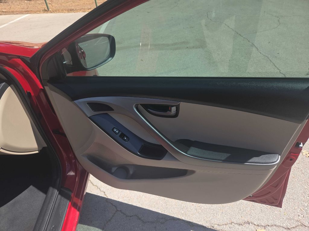 Photo 23 of this HYUNDAI ELANTRA