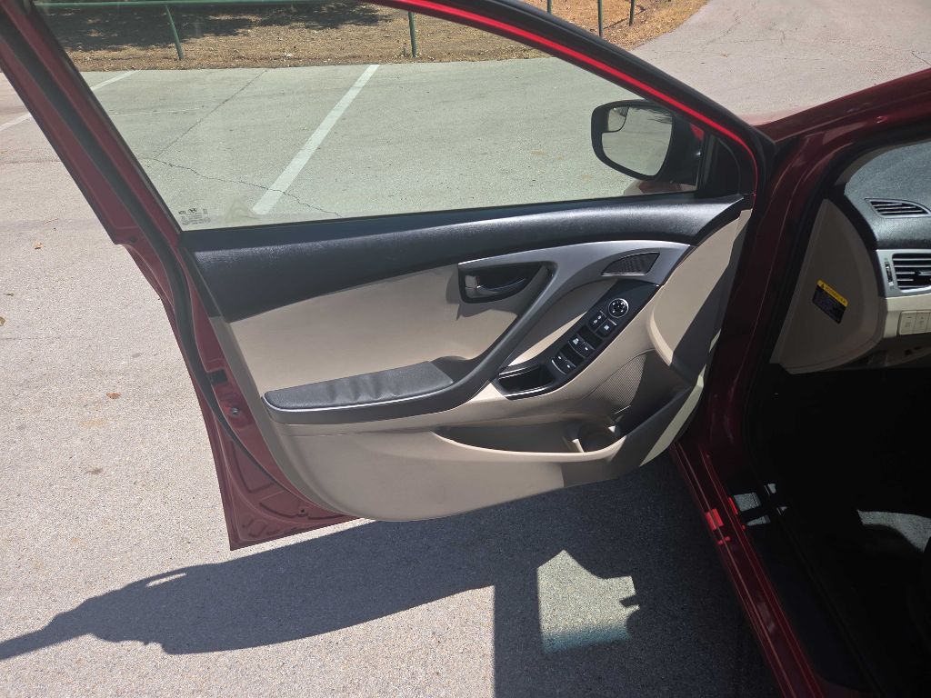 Photo 14 of this HYUNDAI ELANTRA