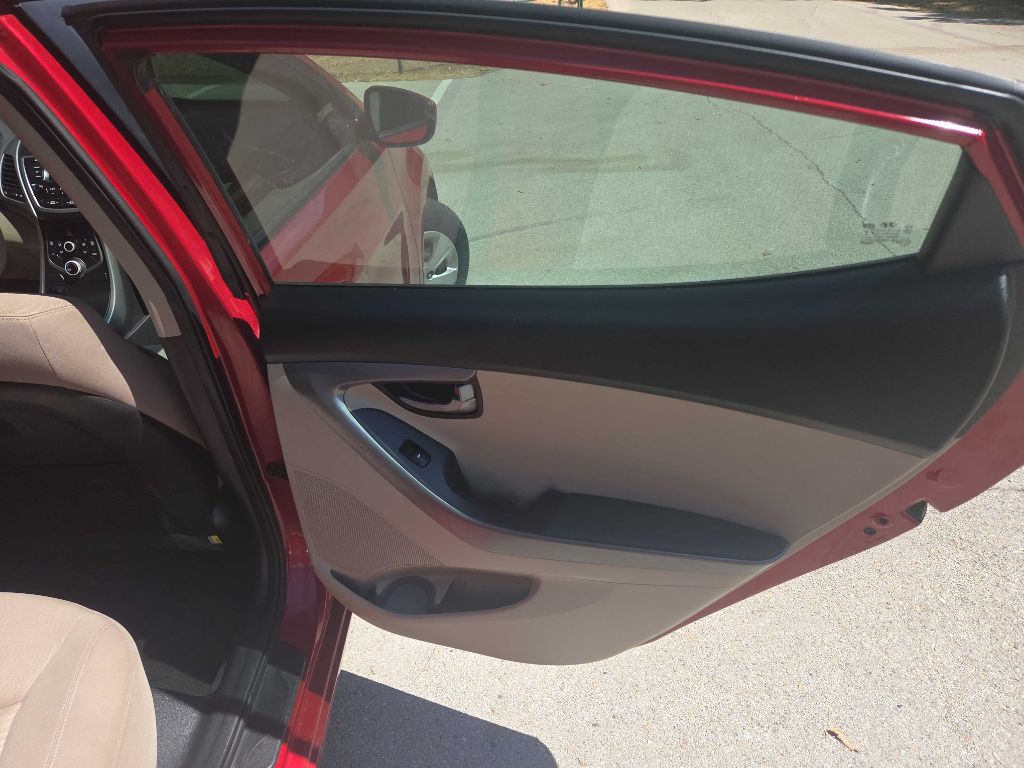 Photo 20 of this HYUNDAI ELANTRA