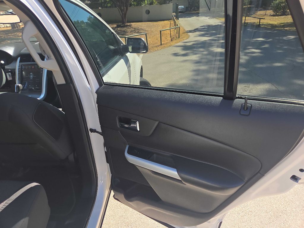 Photo 15 of this FORD EDGE