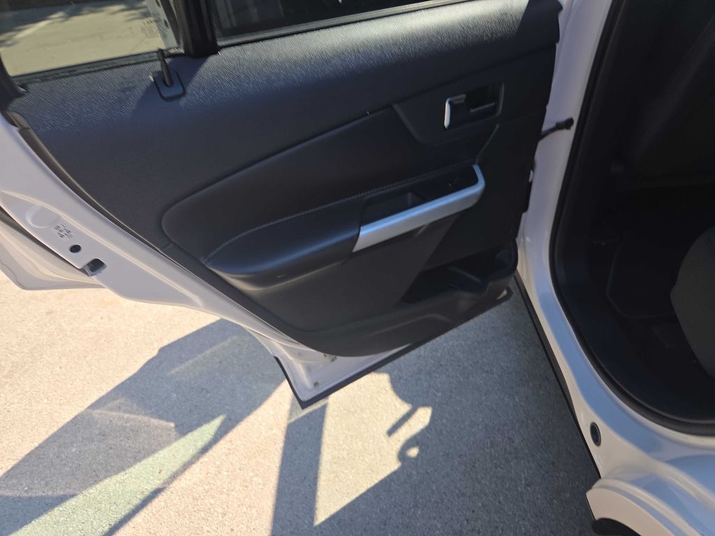 Photo 12 of this FORD EDGE
