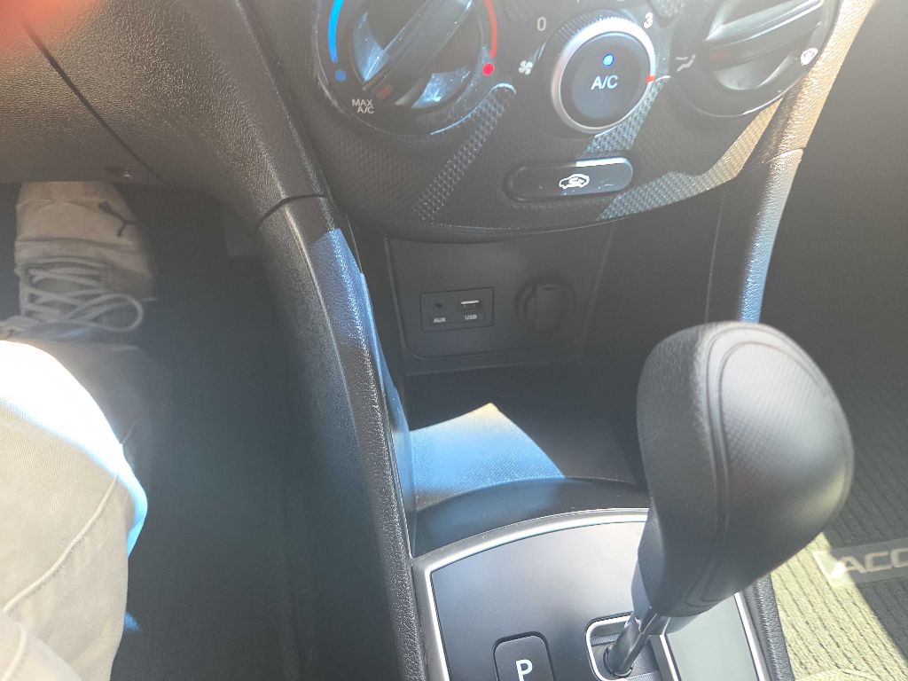 Photo 28 of this HYUNDAI ACCENT