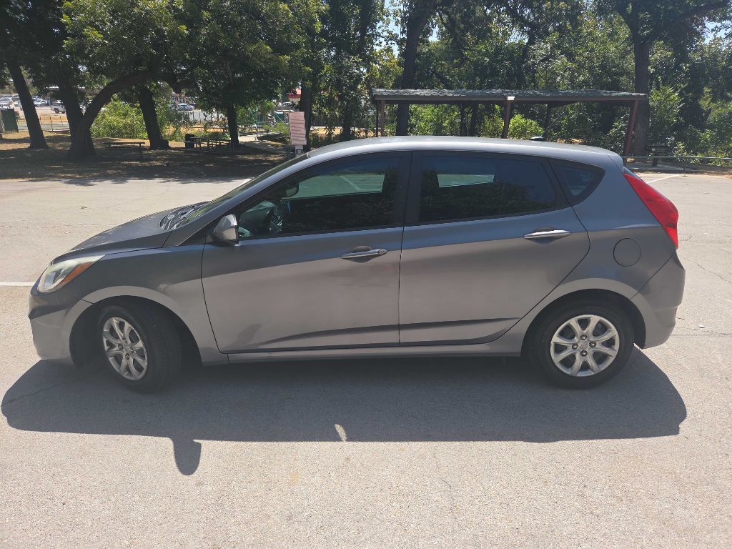 Photo 3 of this HYUNDAI ACCENT