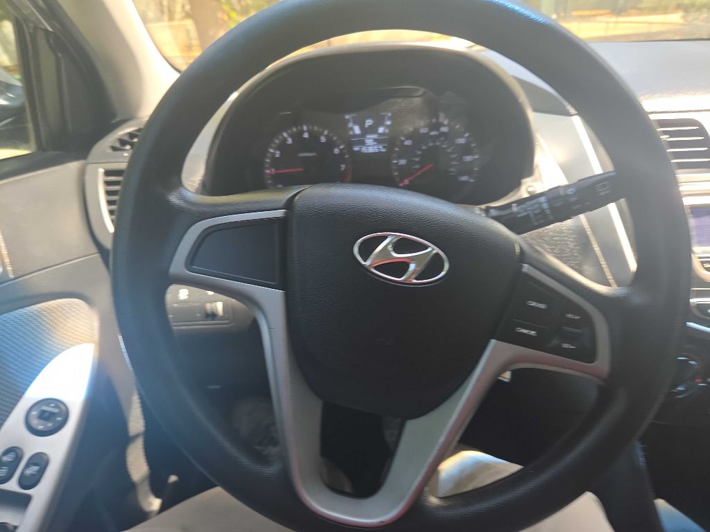 Photo 25 of this HYUNDAI ACCENT