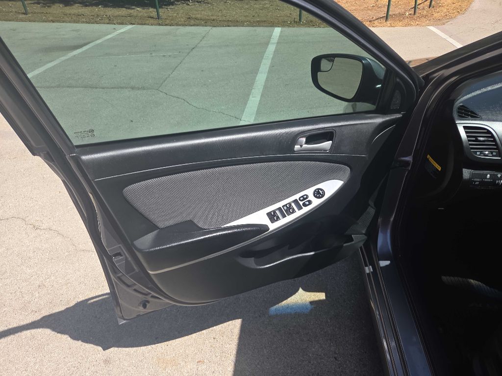 Photo 14 of this HYUNDAI ACCENT