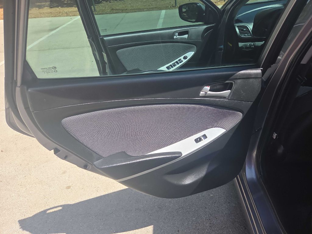Photo 17 of this HYUNDAI ACCENT